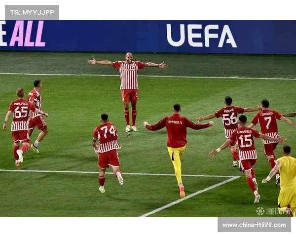 奥林匹亚科斯勇夺欧协联冠军展现强大实力捧回荣耀奖杯